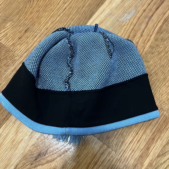 Lot of three scarves and winter beanie hat - Picture 6 of 6